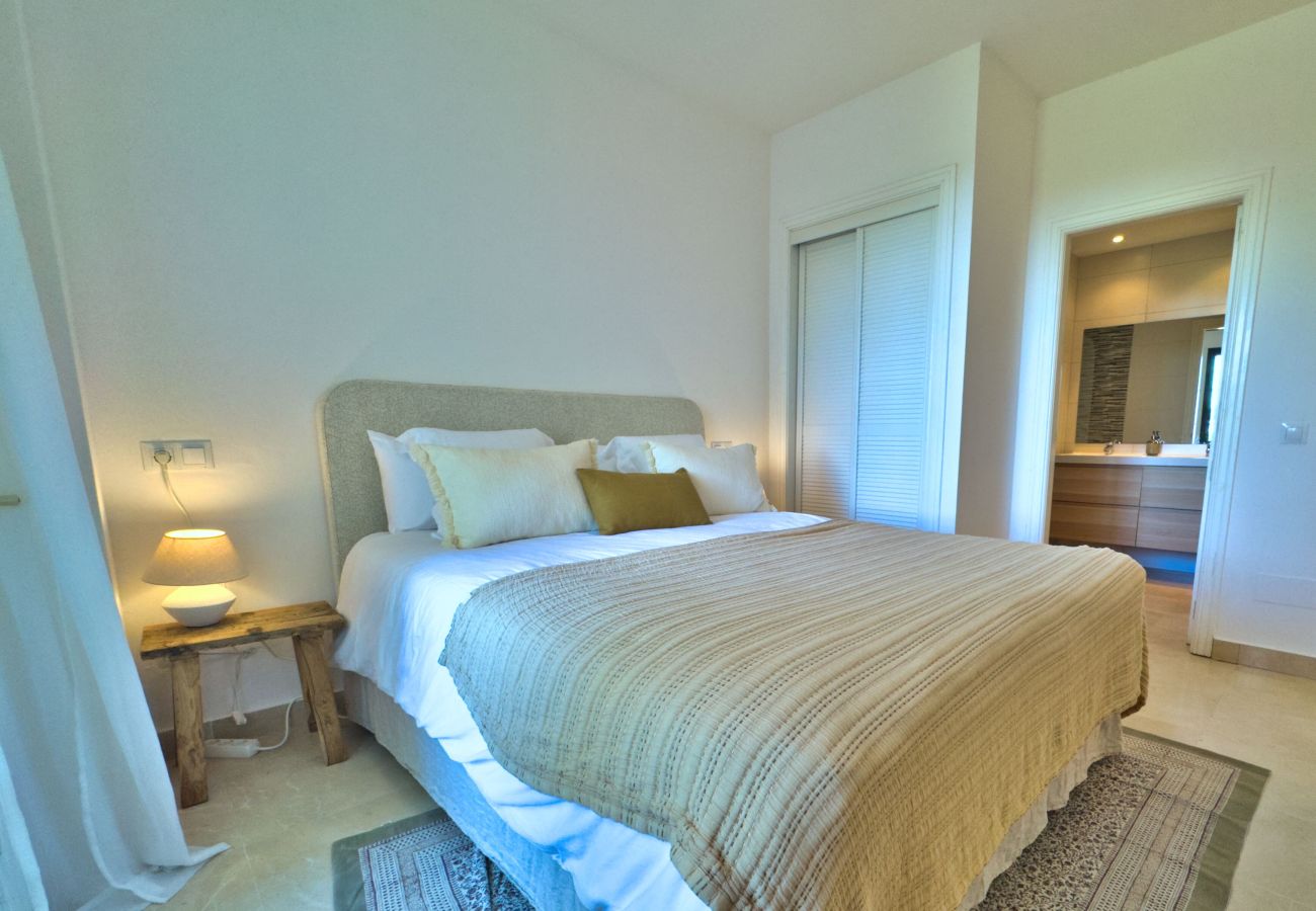 Apartamento en Benahavís - Vistas al Mar y Golf en Los Arqueros · Benahavís
