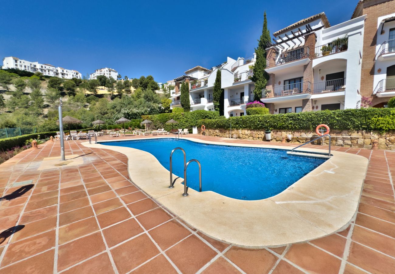Apartamento en Benahavís - Vistas al Mar y Golf en Los Arqueros · Benahavís