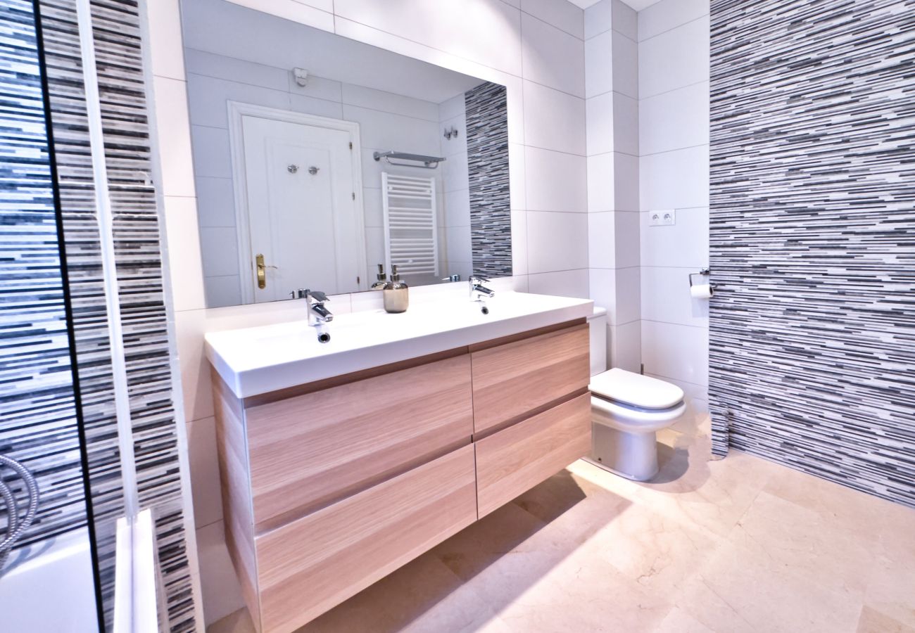 Apartamento en Benahavís - Vistas al Mar y Golf en Los Arqueros · Benahavís