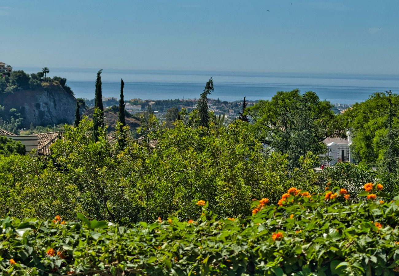 Apartamento en Benahavís - Vistas al Mar y Golf en Los Arqueros · Benahavís