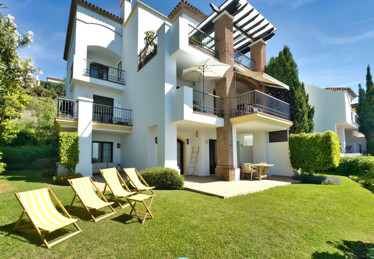Apartamento en Benahavís - Vistas al Mar y Golf en Los Arqueros · Benahavís