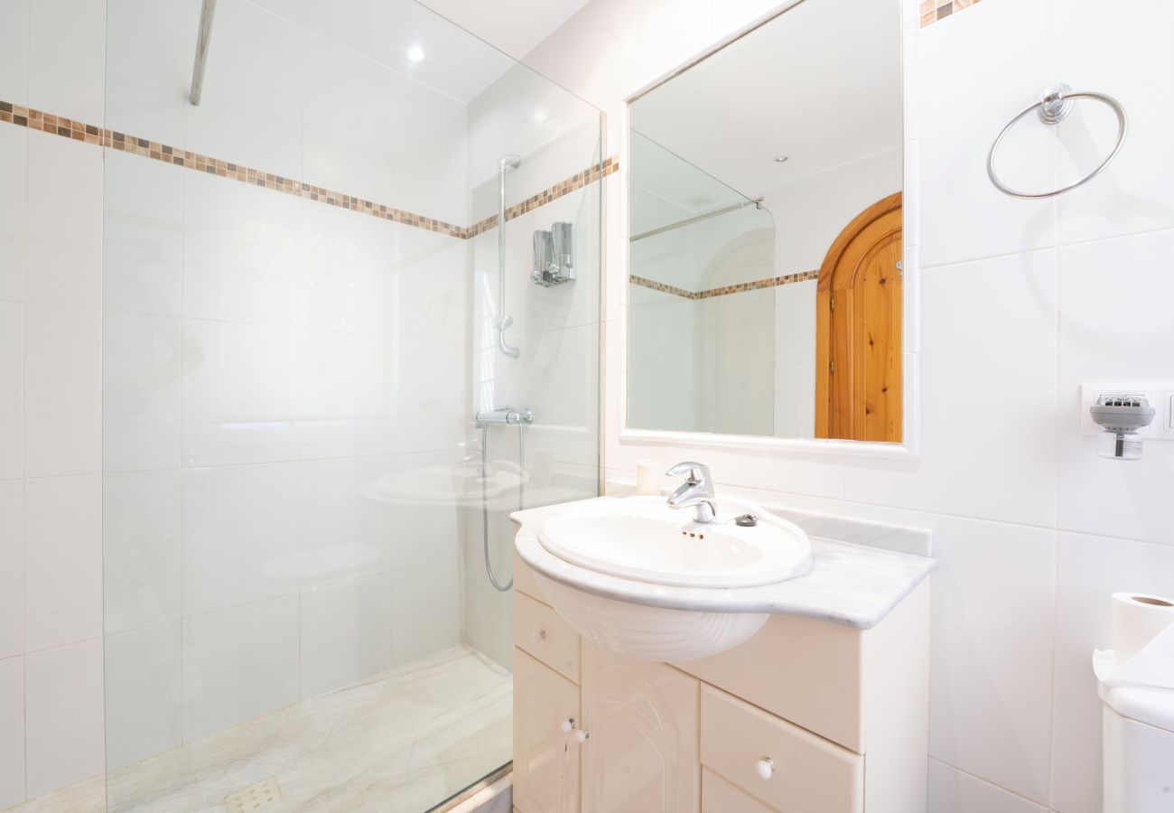 Villa en San Pedro de Alcántara - Villa con piscina privada en Guadalmina Alta, Marbella