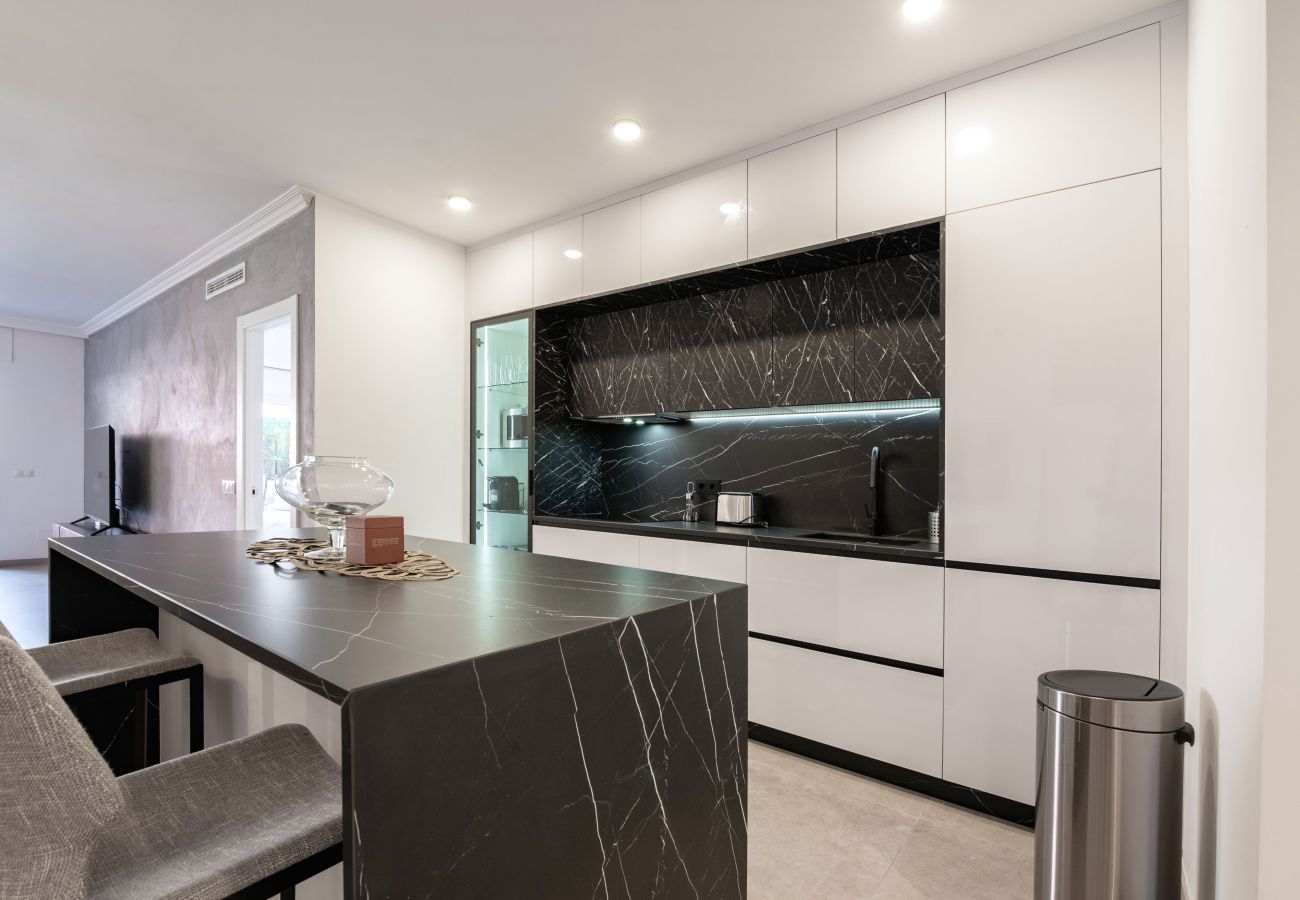 Apartment in Marbella - Modern Ground Floor Holiday Apartment – Embrujo Playa, Puerto Banús