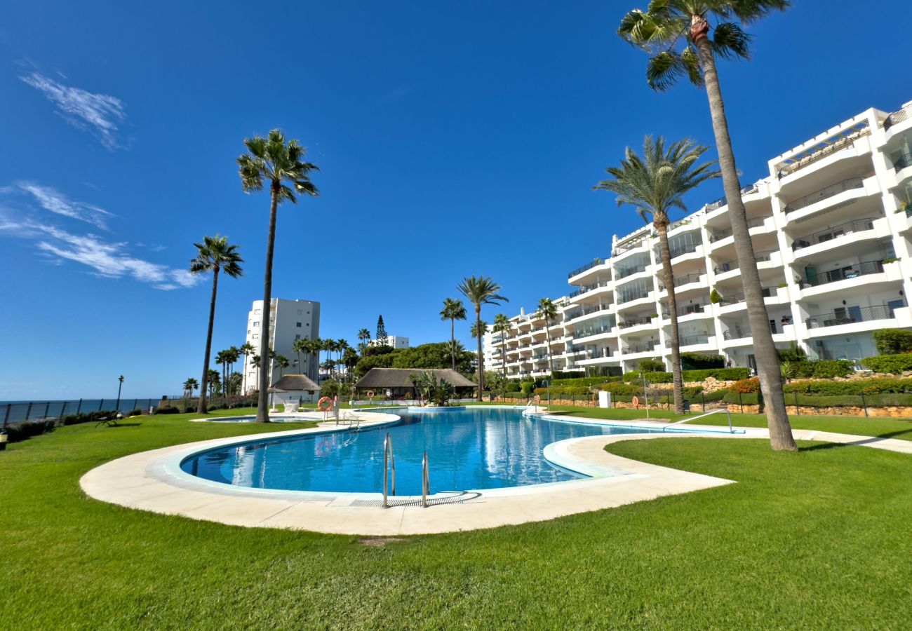 Apartment in Mijas Costa - Beachfront Apartment with Swimming Pools